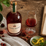 cherry brandy liqueur bouteille cerises sur table rustique