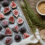figues congelées alignées sur plaque avec pignons