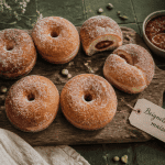 recette des beignets au four sur planche rustique