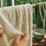 Comment avoir des serviettes de toilette moelleuse sans sèche-linge : serviette éponge humidifiée, vinaigre et bicarbonate pour retrouver du moelleux